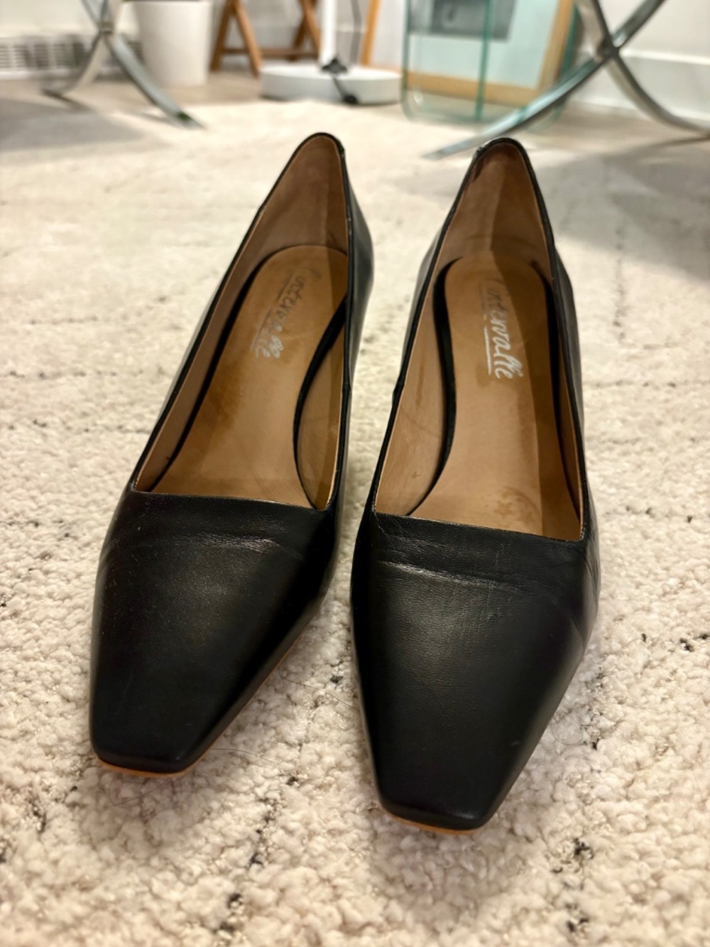 Black leather pumps - Picture 2 of 4